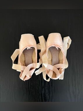 Suffolk Sheffield Pointe Shoes with Ribbons, Elastics and Darning

4 1/2 XXN